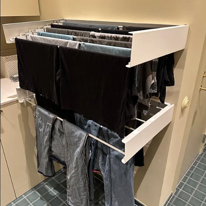Foxydry Wandwäschetrockner Hide 100 Weiß - 101 cm, Farbe: Weiß - Weißer Wandtrockner mit hängender Wäsche zum Lufttrocknen. Das mehrstufige Gestell hält verschiedene Kleidungsstücke.