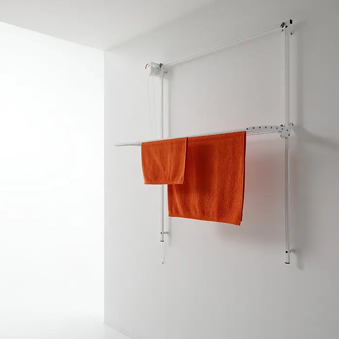 Foxydry Wandwäschetrockner Wall 150 Weiß - 152 cm, Farbe: Weiß - Weißer wandmontierter Wäschetrockner mit zwei orangefarbenen Handtüchern, höhenverstellbar per Seilzugsystem.