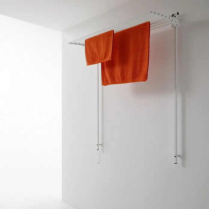 Foxydry Wandwäschetrockner Wall 150 Weiß - 152 cm, Farbe: Weiß - Weißer Wandwäschetrockner mit zwei orangefarbenen Handtüchern an seinen Stangen.