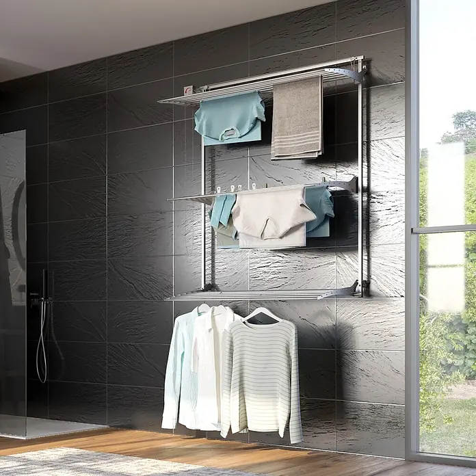 Foxydry Wandwäschetrockner Tower 80 Grau - 88 cm, Farbe: Stahlgrau - Silberner wandmontierter Wäschetrockner mit mehreren Ebenen, der Kleidung und Handtücher hält.