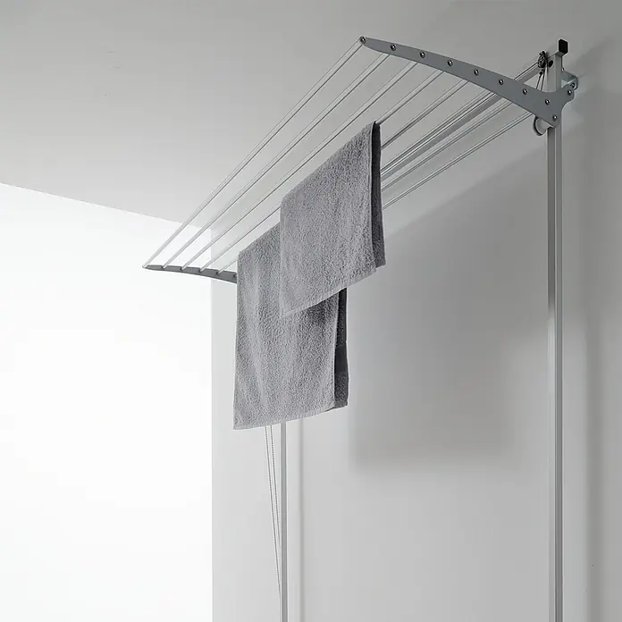 Foxydry Wandwäschetrockner Wall 80 Grau - 88 cm, Farbe: Stahlgrau - Grauer wandmontierter Wäschetrockner mit mehreren Stangen, an dem zwei graue Handtücher hängen.