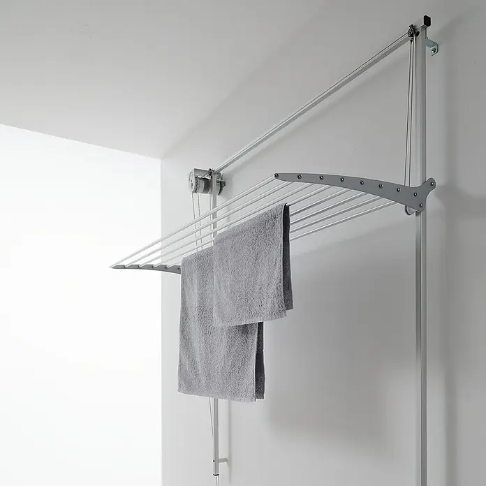 Foxydry Wandwäschetrockner Wall 80 Grau - 88 cm, Farbe: Stahlgrau - Wandmontierter Wäschetrockner aus grauem Aluminium mit weißen Stangen und Seilzugsystem, mit zwei grauen Handtüchern.