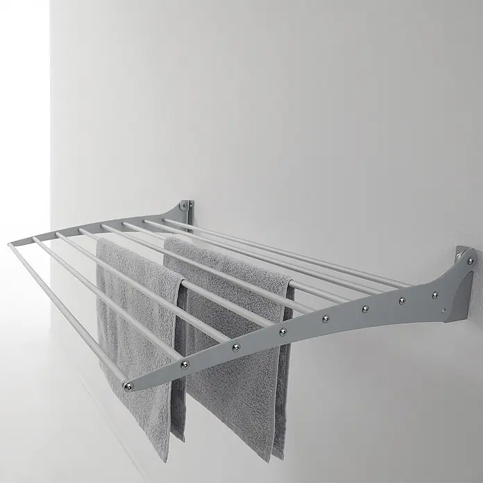 Foxydry Wandwäschetrockner Fold 60 Grau - 62 cm, Farbe: Stahlgrau - Grauer, an der Wand montierter Wäscheständer mit zwei grauen Handtüchern.