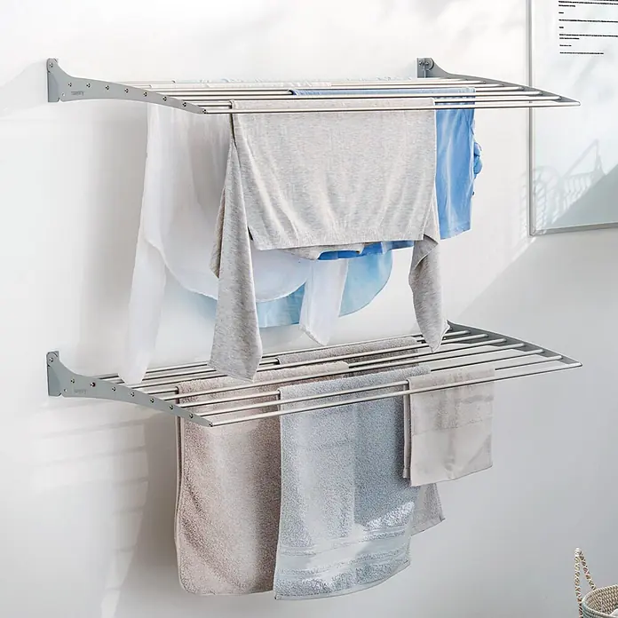 Foxydry Wandwäschetrockner Down 80 Grau - 82 cm, Farbe: Stahlgrau - Zwei graue, wandmontierte Wäscheständer, ausgezogen und mit verschiedenen Kleidungsstücken und Handtüchern.
