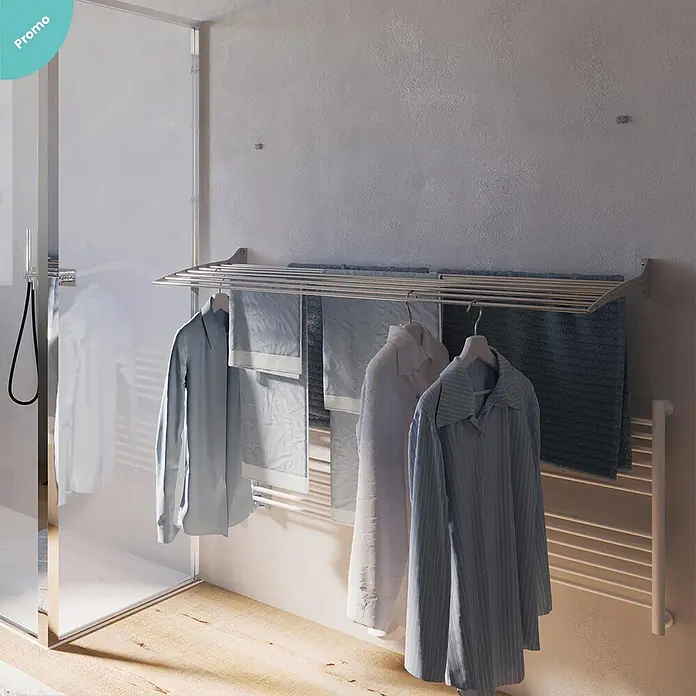 Foxydry Wandwäschetrockner Down 80 Grau - 82 cm, Farbe: Stahlgrau - Wandmontierter Edelstahl-Wäscheständer mit Hemden und Handtüchern, über einem Handtuchheizkörper im Bad.