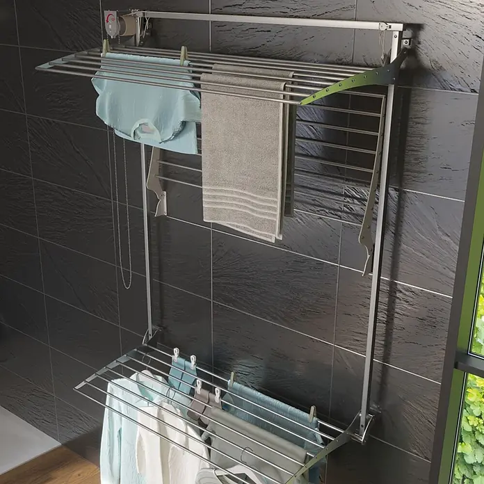 Foxydry Wandwäschetrockner Tower 80 Grau - 88 cm, Farbe: Stahlgrau - Wandmontierter Wäscheständer aus Metall mit zwei Ebenen, beladen mit Wäsche wie Hemden und Handtüchern, ausgeklappt.