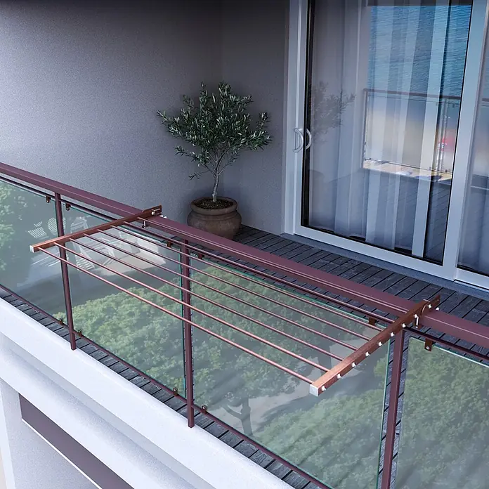 Foxydry Wandwäschetrockner Duo 100 Corten - 102 cm, Farbe: Corten-Optik - Rostbrauner Metall-Wäscheständer für den Balkon, an einem Glasgeländer montiert.