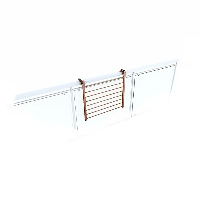Foxydry Wandwäschetrockner Duo 60 Corten - 62 cm, Farbe: Corten-Optik - Brauner Wäschetrockner hängt an einem weißen Balkongeländer mit Glaspaneelen.