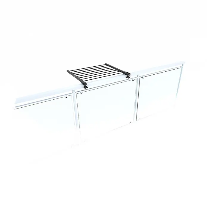 Foxydry Wandwäschetrockner Duo 60 Anthrazit - 62 cm, Farbe: Anthrazitschwarz - Schwarzer Lattenrost aus Metall, oben auf weißen Büro-Trennwänden montiert.