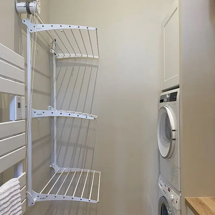 Foxydry Wandwäschetrockner Tower 150 Weiß - 150 cm, Farbe: Weiß - Weißer wandmontierter Wäscheständer mit mehreren Ebenen. Ideal zum platzsparenden Trocknen von Kleidung im Waschraum.