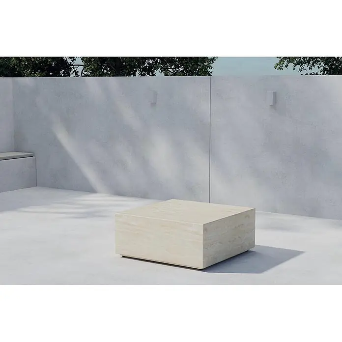 Ebuy24 Garten-Loungetisch Lissabon - L x B x H: 80 x 80 x 35 cm, Ø x H: 80 x 35 cm, Aluminium, Beige, Stapelbar - Beiger quadratischer Couchtisch auf einer Betonterrasse. Sein minimalistisches Design passt zur Außenumgebung.