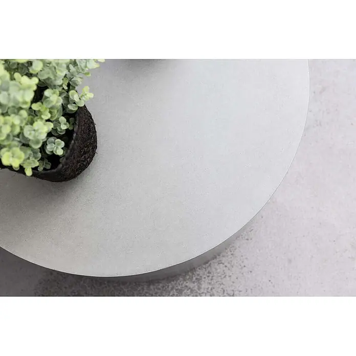 Ebuy24 Garten-Beistelltisch rund Lissabon - Ø x H: 60 x 40 cm, Aluminium, Stapelbar, Grau - Runder, hellgrauer Betontisch mit einer grünen Topfpflanze.