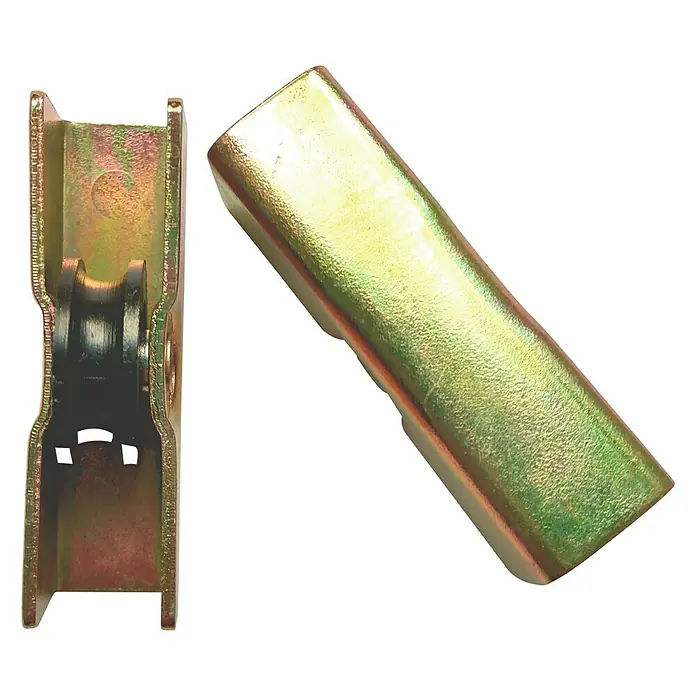 Cojinete de bolas metal 1-M - Diámetro: 14 mm, Ancho: 11 mm - Primer plano de dos hebillas doradas para correas de amarre con un mecanismo de trinquete sobre un fondo blanco.