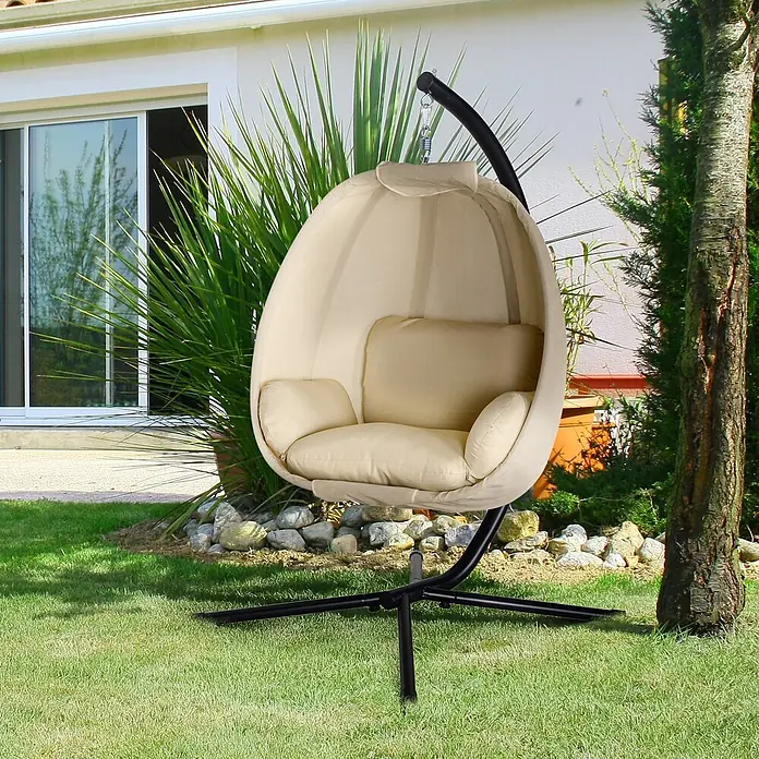 Outsunny Hängesessel - L x B x H: 125 x 95 x 170 cm, Khaki - Beiger Hänge-Eiersessel mit schwarzem Metallgestell und bequemen Kissen, im Garten aufgestellt.