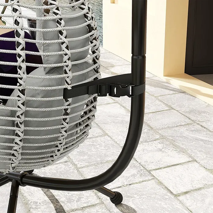Outsunny Hängesessel - L x B x H: 110 x 100 x 188 cm, Grau - Weiß geflochtener Hängesessel mit grauen Kissen, mit schwarzem Gurt und Schnalle am schwarzen Metallständer auf einer gefliesten Terrasse befestigt.
