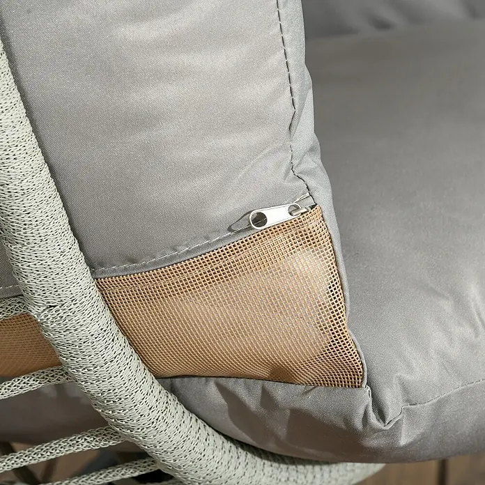 Outsunny Hängesessel - L x B x H: 110 x 100 x 188 cm, Grau - Graues Outdoor-Kissen mit silbernem Reißverschluss und beiger Netztasche, neben einem hellen Geflechtstuhlrahmen.