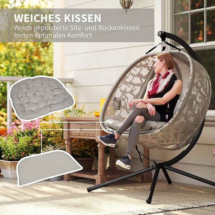 Outsunny Hängesessel - Sand - Eine Frau entspannt sich in einem beigen Hängesessel mit weichem grauen Kissen auf einer Veranda.