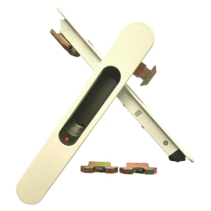 Cerradura para puertas y ventanas 81071 - Blanco - Un primer plano de una cerradura de ventana blanca con dos piezas metálicas necesarias para la instalación, sobre un fondo blanco.