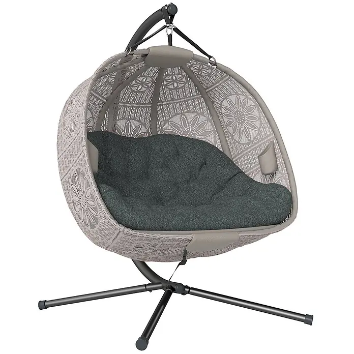Outsunny Hängesessel - Sand+Schwarz - Eiförmiger Hängesessel mit hellem Flechtkorb, dunkelgrauem Kissen und dunklem Metallständer.