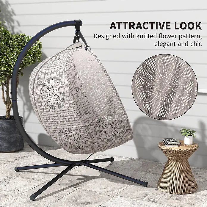 Outsunny Hängesessel - Sand+Schwarz - Eleganter beiger Outdoor-Hängesessel mit schwarzem Gestell und gestricktem Blumenmuster, neben einem gewebten Beistelltisch auf einer Terrasse.