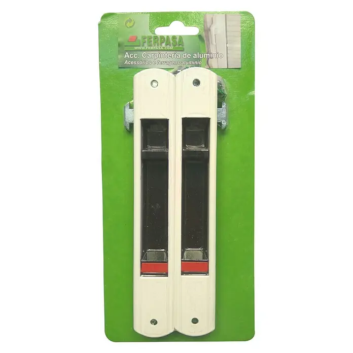 Cerradura para puertas y ventanas 81075 - Blanco - Primer plano de las manijas blancas para ventanas correderas FERPASA, herrajes de aluminio para carpintería y construcción de ventanas, embaladas en cartón verde.