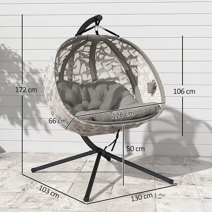 Outsunny Hängesessel - Sand - Grau-beige gemusterter Hängesessel mit dunklen Kissen auf schwarzem Stand. Maße: 172cm Höhe, 126cm Sitzbreite, 50cm Sitzhöhe.