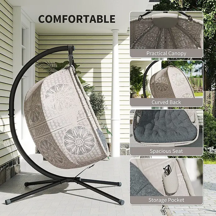 Outsunny Hängesessel - Sand+Schwarz - Ein hellbeiger geflochtener Hänge-Eiersessel mit schwarzem Metallgestell und dunkelgrauem Kissen, draußen auf einer Terrasse.