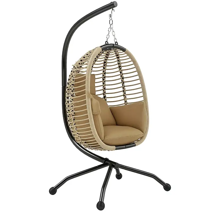 Outsunny Hängesessel - L x B x H: 110 x 100 x 188 cm, Beige - Beiger geflochtener Hänge-Eiersessel mit braunen Kissen auf schwarzem Metallgestell.