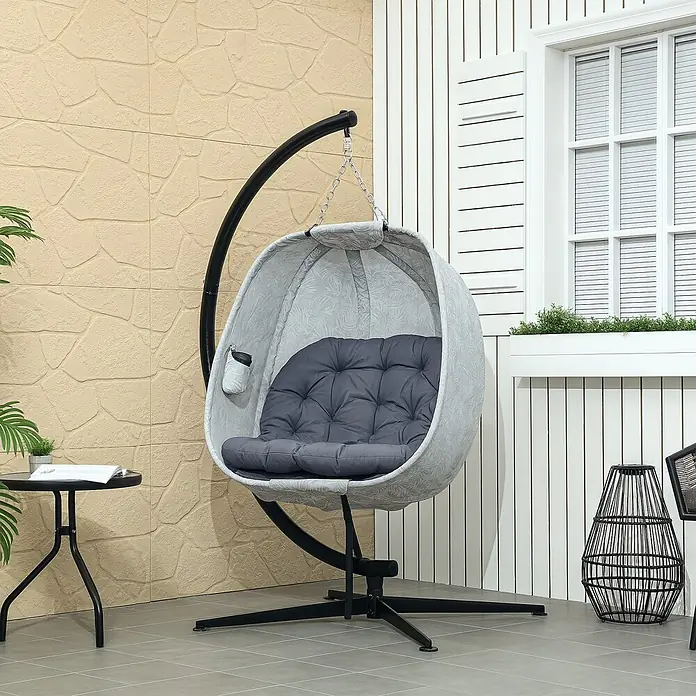 Furnicato Hängesessel - L x B x H: 126 x 90 x 180 cm, Grau - Grauer eiförmiger Hängesessel mit dunkelgrauen Kissen und schwarzem Metallgestell auf einer Terrasse.