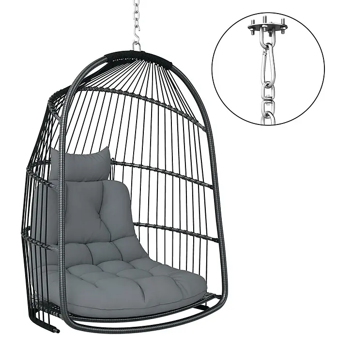 Outsunny Hängesessel Faltbar - L x B x H: 74 x 68 x 105 cm, Dunkelgrau - Schwarzer Hänge-Eiersessel im Rattan-Stil mit getufteten grauen Kissen und silberner Hängekette.