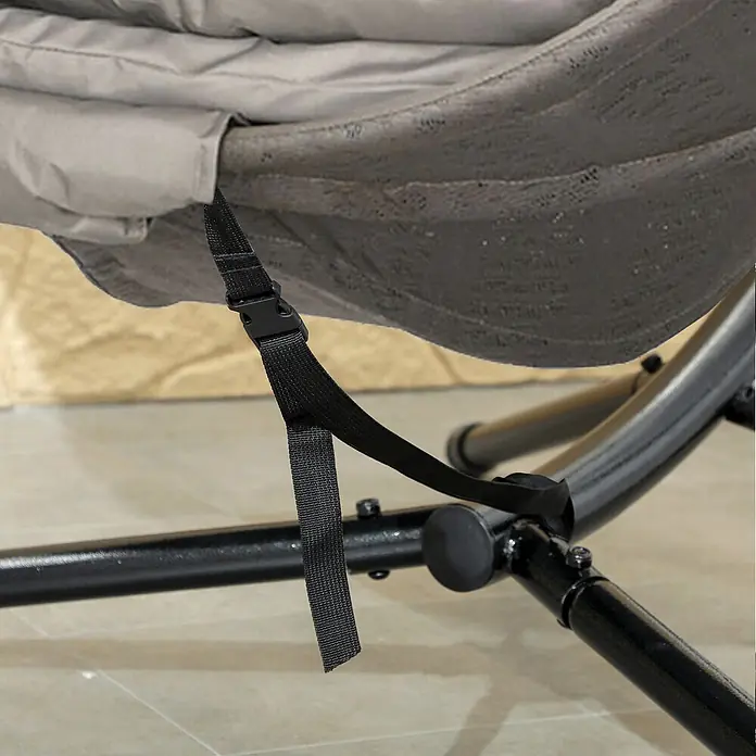 Outsunny Hängesessel - L x B x H: 125 x 116 x 172 cm, Sand - Detailaufnahme eines grauen Stoffhängesessels oder einer Hängematte, mit einem schwarzen verstellbaren Gurt und Schnalle an einem schwarzen Metallrahmen befestigt.