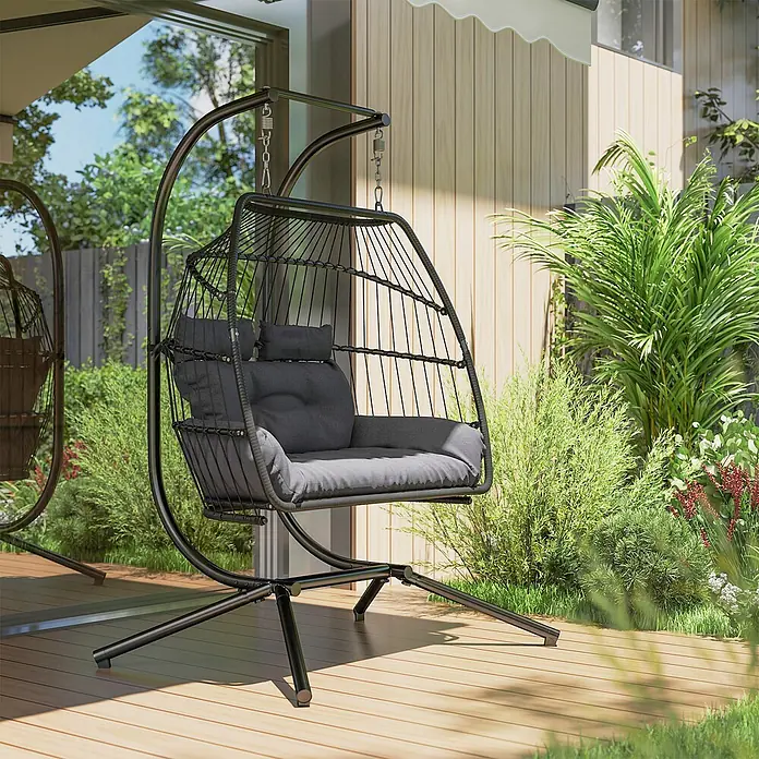 Outsunny Hängesessel faltbar - Stahl, Dunkelgrau - Schwarzer Outdoor-Hängesessel aus Metall mit dunkelgrauen Kissen auf Holzterrasse.