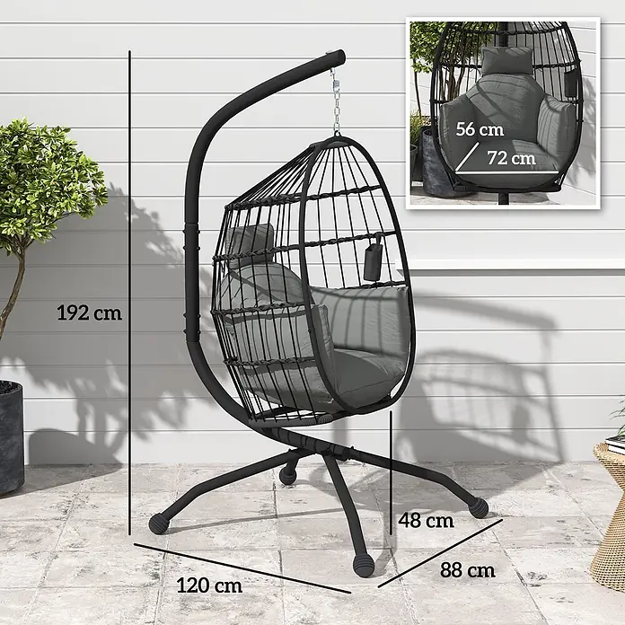 Outsunny Hängesessel - Schwarz - Schwarzer Hängekorbsessel im Rattan-Stil mit grauen Kissen und Maßen auf einer Terrasse.