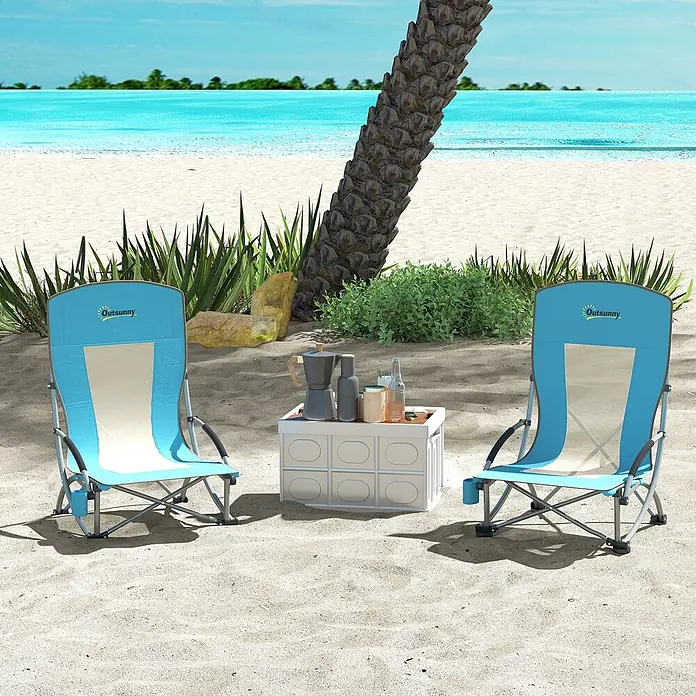 Outsunny Campingstuhl 2er-Set mit Becherhalter - Oxfordstoff, Metall, Klappbar, Blau, B x T x H: 58 x 70 x 79 cm - Zwei blau-beige Strandstühle und eine weiße Kühlbox/Tisch am Sandstrand, bereit zum Entspannen.