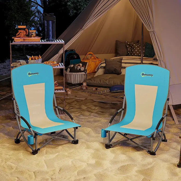Outsunny Campingstuhl 2er-Set mit Becherhalter - Oxfordstoff, Metall, Klappbar, Blau, B x T x H: 58 x 70 x 79 cm - Zwei blau-beige Outsunny Klapp-Strandstühle auf Sand neben einem Zelt bei Nacht.