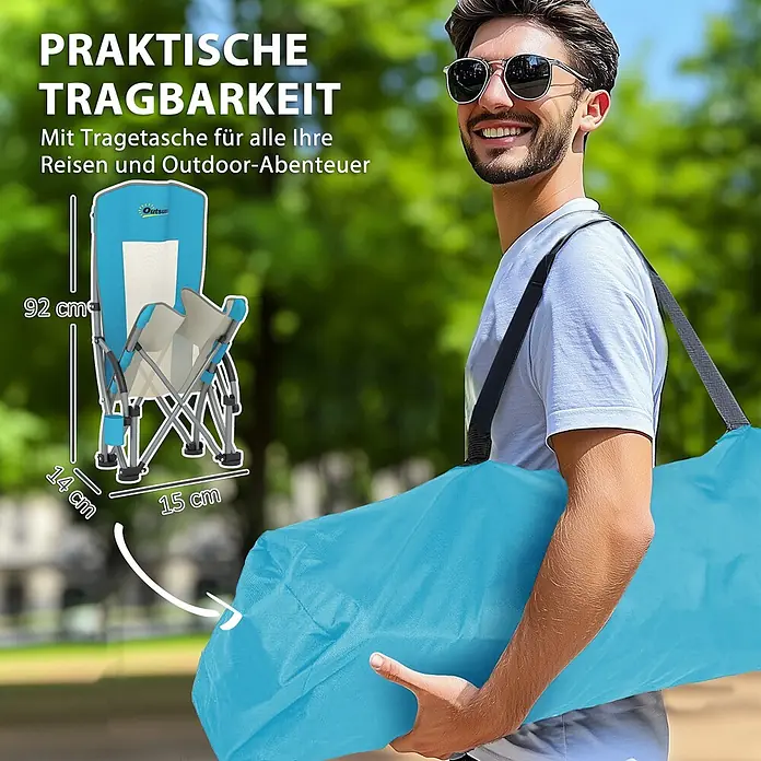Outsunny Campingstuhl 2er-Set mit Becherhalter - Oxfordstoff, Metall, Klappbar, Blau, B x T x H: 58 x 70 x 79 cm - Mann trägt einen blauen, faltbaren Campingstuhl in einer Tragetasche; Maße des gefalteten Stuhls: 92x14x15 cm.