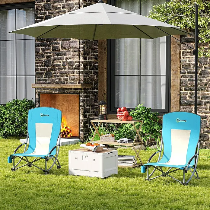 Outsunny Campingstuhl 2er-Set mit Becherhalter - Oxfordstoff, Metall, Klappbar, Blau, B x T x H: 58 x 70 x 79 cm - Zwei blau-weiße Outsunny Klappstühle, ein Sonnenschirm und ein kleiner Tisch zur Entspannung im Freien.