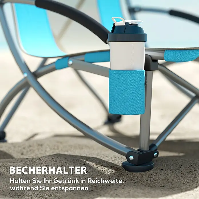 Outsunny Campingstuhl 2er-Set mit Becherhalter - Oxfordstoff, Metall, Klappbar, Blau, B x T x H: 58 x 70 x 79 cm - Blau-weißer Strandstuhl mit integriertem blauen Stoff-Becherhalter, der eine weiße Trinkflasche am Sandstrand hält.