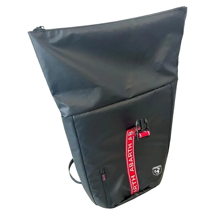 Abarth Mochila impermeable - Negro/Rojo - Bolsa de almacenamiento Abarth negra y duradera con correa roja de marca, parche con logo y compartimentos con cremallera.