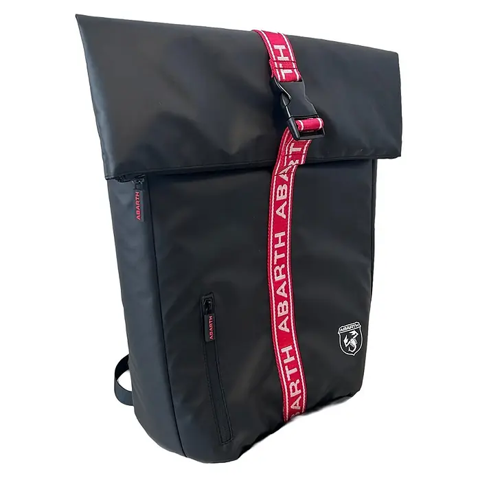 Abarth Mochila impermeable - Negro/Rojo - Mochila roll-top negra Abarth con correa roja de la marca y hebilla, con el logo del escorpión Abarth en el frente.