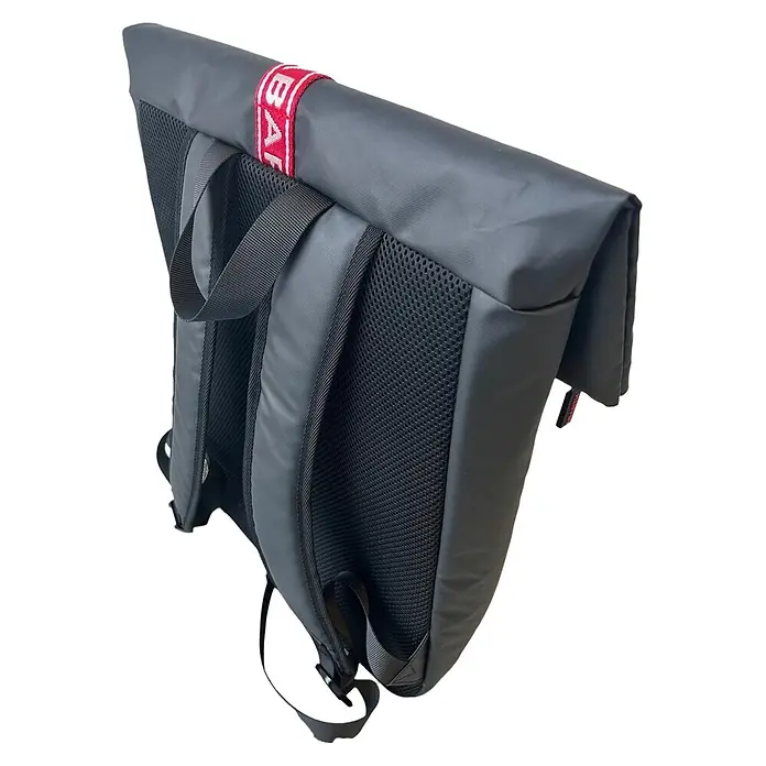 Abarth Mochila impermeable - Negro/Rojo - Mochila roll-top gris oscuro con espalda acolchada de malla y correas para los hombros. Presenta una correa roja en la parte superior.