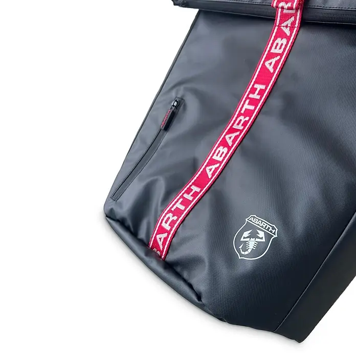 Abarth Mochila impermeable - Negro/Rojo - Mochila roll-top gris oscuro/negra con correa roja 'ABARTH' y logo de escorpión Abarth blanco.