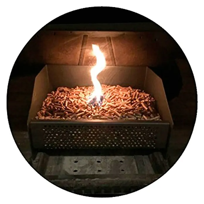 Imex El Zorro Cesta quemador de pellets - An x Al: 25 x 17 cm, Gris - Primer plano de una parrilla de pellets de madera humeante con llamas. Ideal para deliciosas parrilladas al aire libre.