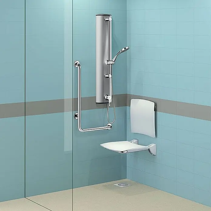 Delabie UP-Brausethermostat Delabie DU-Elem.SECURITHERM Therm. sequentiell, flex.Schl., m.Handbr. -  - Barrierefreie Dusche mit L-förmigem Haltegriff, silberner Duschsäule und weißem Klappsitz auf blauen Fliesen.