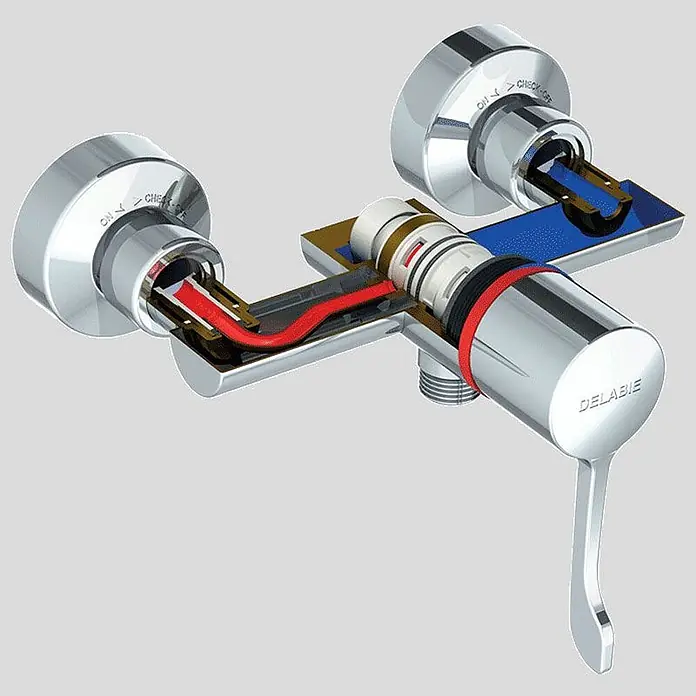 Delabie UP-Brausethermostat Delabie Br.-Therm. SECURITHERM sequentiell Abg. unten, STOP/CHECK -  - Schnittansicht eines Chrom-Mischhahns mit roten Warm- und blauen Kaltwasserleitungen, die zu einer weißen Mischkartusche und einem Griff führen.