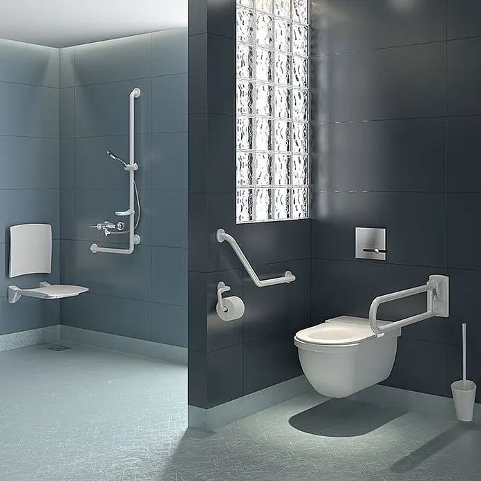 Delabie UP-Brausethermostat Delabie Br.-Therm. SECURITHERM sequentiell Abg. unten, STOP/CHECK -  - Barrierefreies Bad mit weißen Haltegriffen, klappbarem Duschsitz und wandhängendem WC, auf dunklen Fliesen.