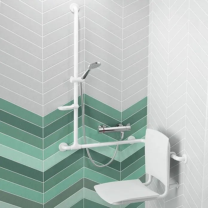 Delabie UP-Brausethermostat Delabie Brausethermostat SECURITHERM Securitouch, ohne S-Anschlüsse -  - Weißes Duschhaltegriff-System mit beweglicher Brausehalterung, Ablage und klappbarem Sitz, in einer Dusche für Barrierefreiheit installiert.