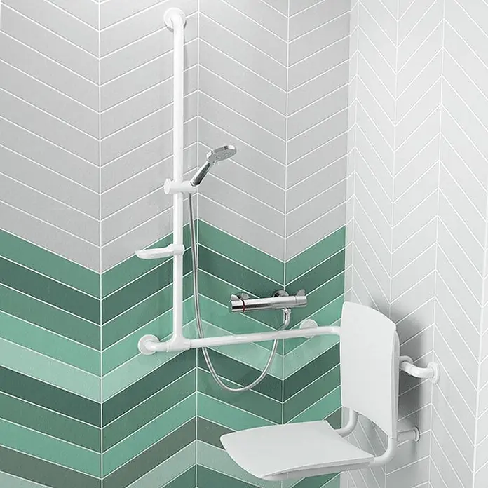 Delabie UP-Brausethermostat Delabie Brause-Thermostat SECURITHERM Securitouch,Standard-Anschlüsse -  - Weißer barrierefreier Duschsitz mit Haltegriff und verstellbarem Duschkopf in einer gefliesten Dusche.