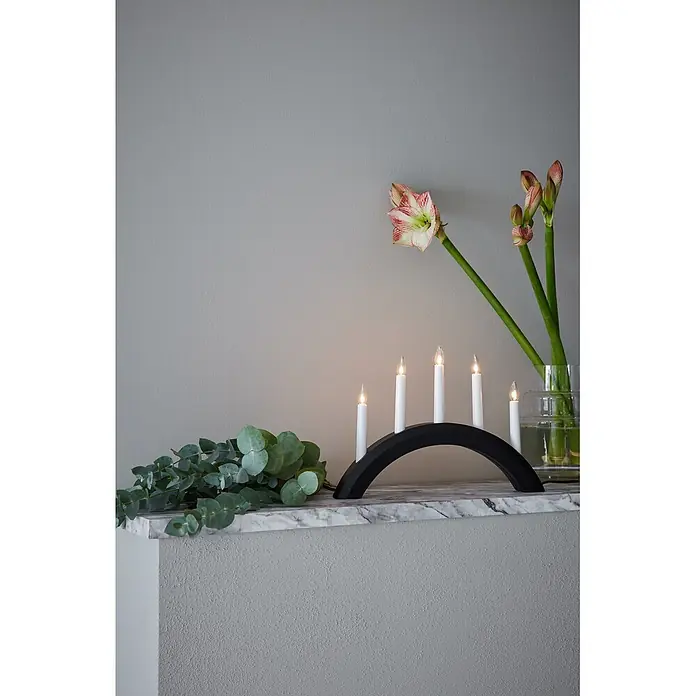 Markslöjd Schwibbogen Aventus - Netzbetrieben, 5 x 40 x 27,5 cm, Lichtfarbe: Warmweiß, Schwarz - Schwarzer, gewölbter Kerzenständer mit fünf elektrischen Kerzen auf einer Marmoroberfläche.