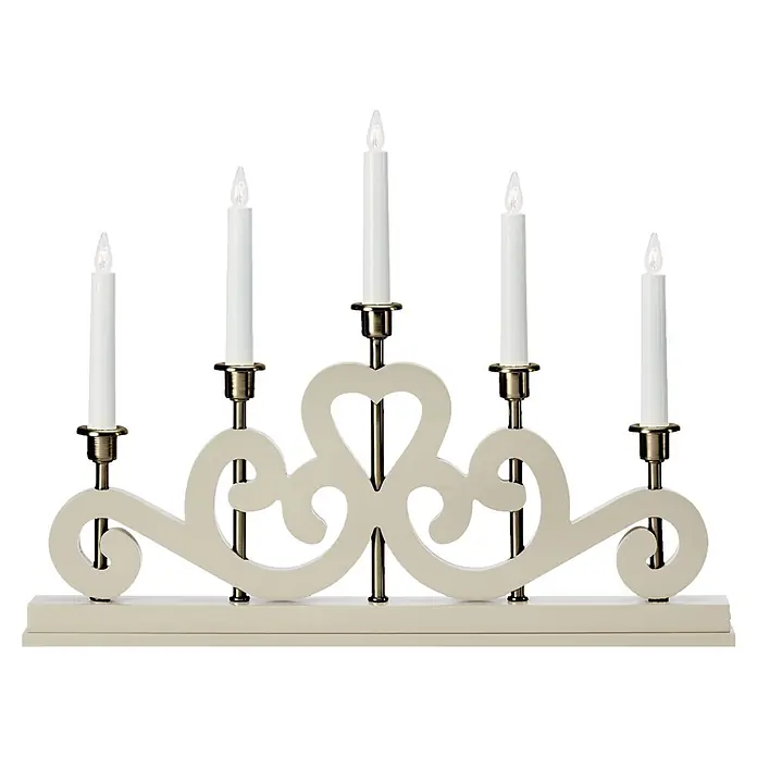 Markslöjd LED-Lichterbogen Eneby - L x B x H: 47 x 5 x 36 cm, Warmweiß, Greige - Fünfflammiger elektrischer Kerzenständer mit hellbeigem Holzrahmen und messingfarbenen Haltern, weißen Kerzen.